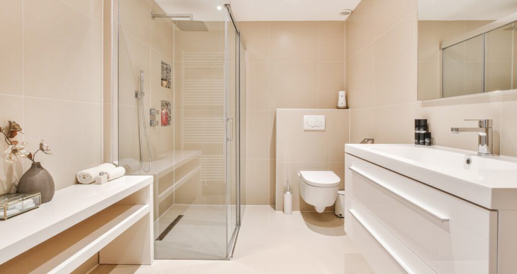 Trucos para Hacer que tu Baño Pequeño Luzca Más Grande y Moderno