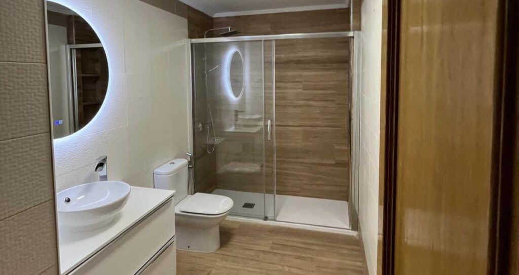 Cómo Usar Luces LED Para Mejorar La Estética Y Funcionalidad En Baños