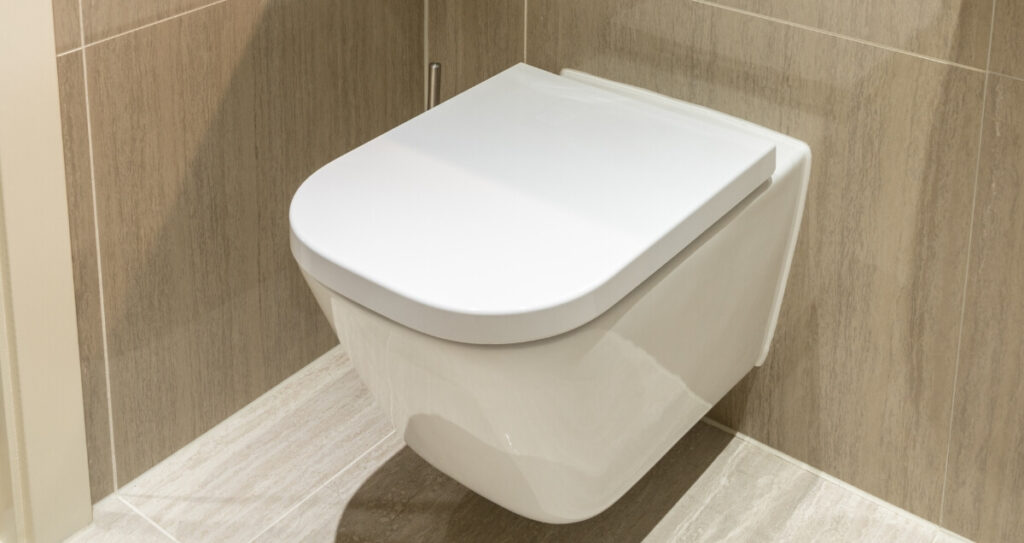 Sanitarios Suspendidos vs. de Pie: Cuál Elegir para tu Baño en 2026